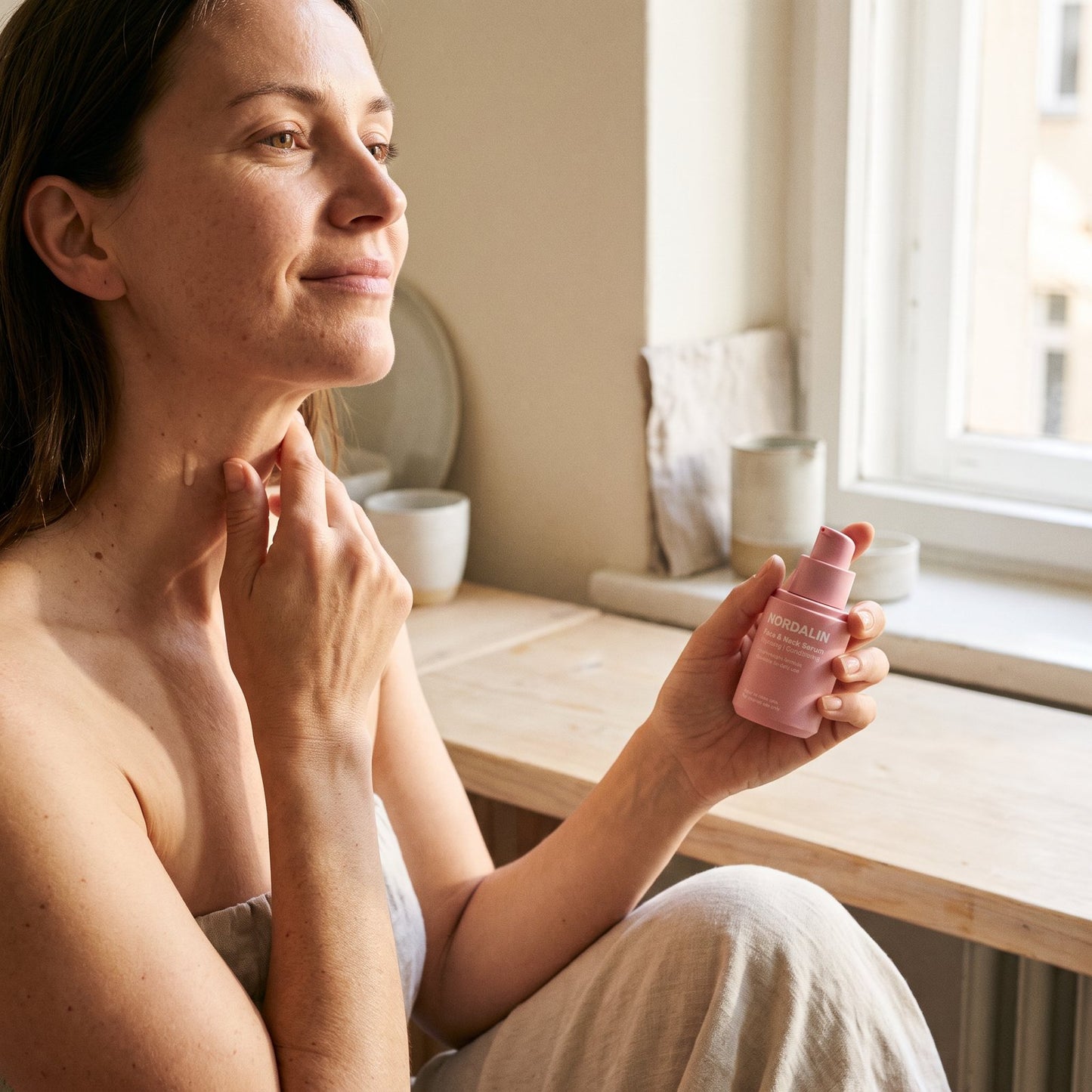 Nordalin Face & Neck Serum in use